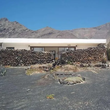 Sleeps 4 Wifi * Famara